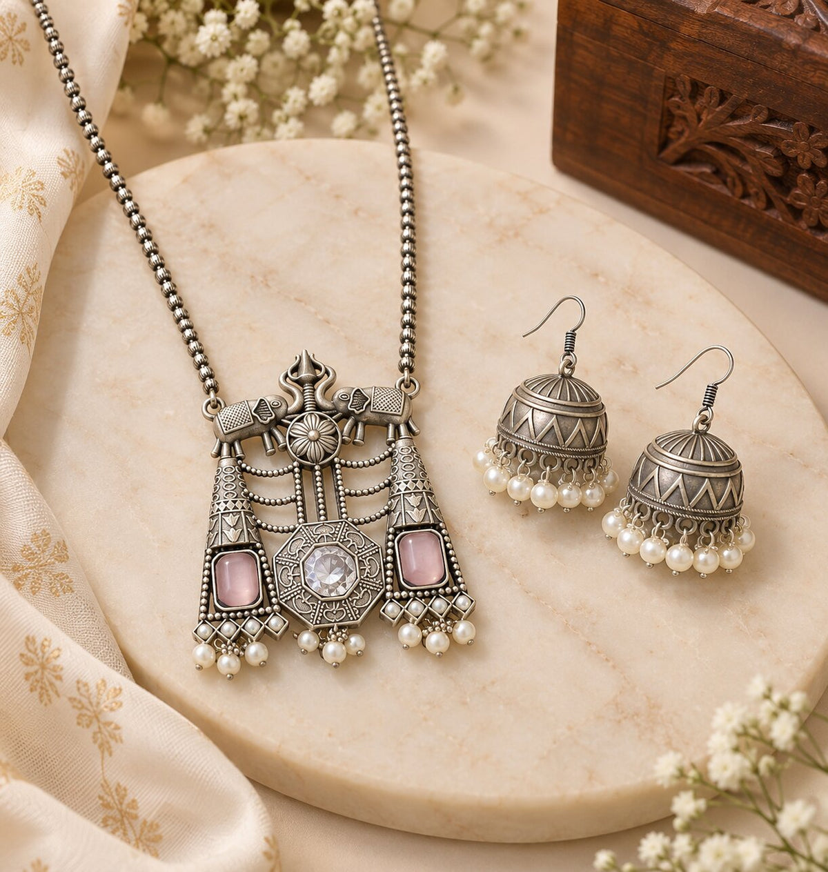 Gauri Pendant Set